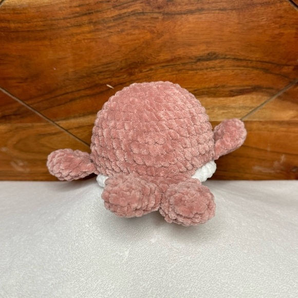 Handmade crocheted mauve colored plushy with sparkly eyes - Picture 4 of 8